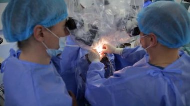 KYIV, UKRAINE - 25 Mayıs 2022: Nörocerrah ventrikül-peritoneal shunting yapar. Şant tıbbi kondüktörü. Ventrikül-periton ameliyatı. Şant rehberi ile yan yana. Editör görüntüsü.