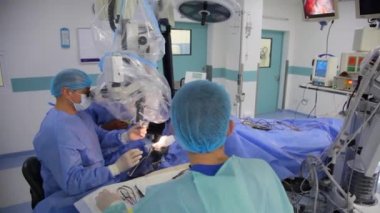 KYIV, UKRAINE - 25 Mayıs 2022: Nörocerrah ventrikül-peritoneal shunting yapar. Şant tıbbi kondüktörü. Ventrikül-periton ameliyatı. Şant rehberi ile yan yana. Editör görüntüsü.