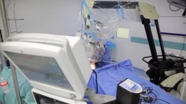 KYIV, UKRAINE - 24 Mayıs 2022: beyin anevrizması tedavisi. Beyin cerrahi müdahalesi. Bir grup cerrah tümörü almak için beyin ameliyatı yapıyor..