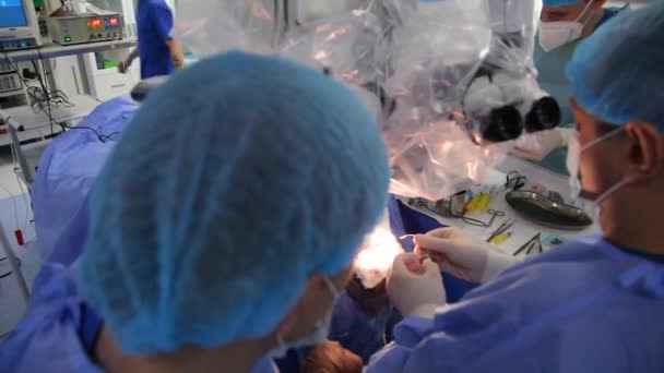 Kyiv Ukraine Maj 2022 Neurokirurgen Utför Ventrikelperitonealshuntning Shunt Medicinsk Ledare — Stockvideo