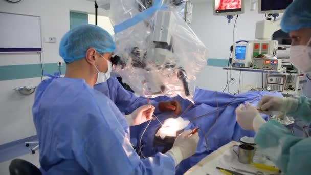 Kyiv Ucrânia Maio 2022 Neurocirurgião Realiza Shunting Ventrículo Peritoneal Condutor — Vídeo de Stock
