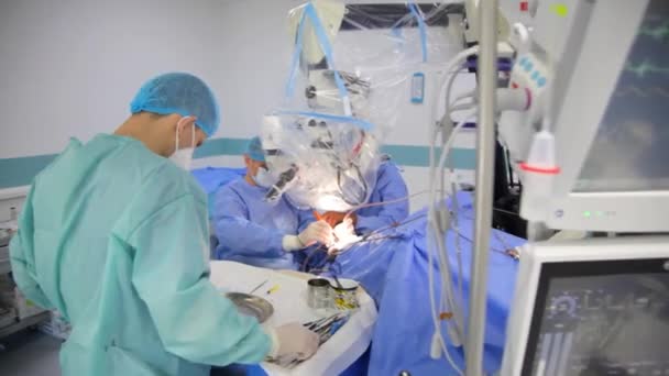 Kyiv Ucrânia Maio 2022 Neurocirurgião Realiza Shunting Ventrículo Peritoneal Condutor — Vídeo de Stock