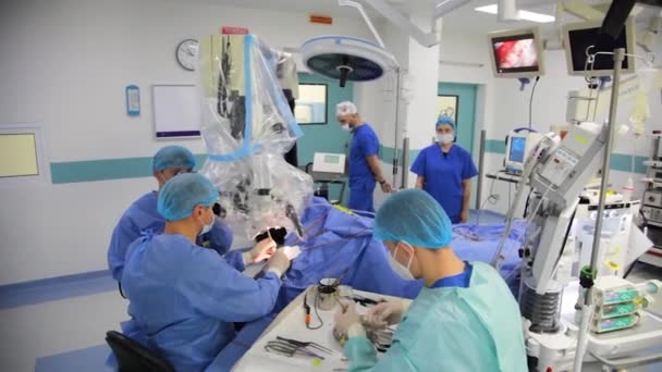 Kyiv Ukraine Mei 2022 Neurochirurg Voert Ventriculo Peritoneale Rangeerbewegingen Uit — Stockvideo