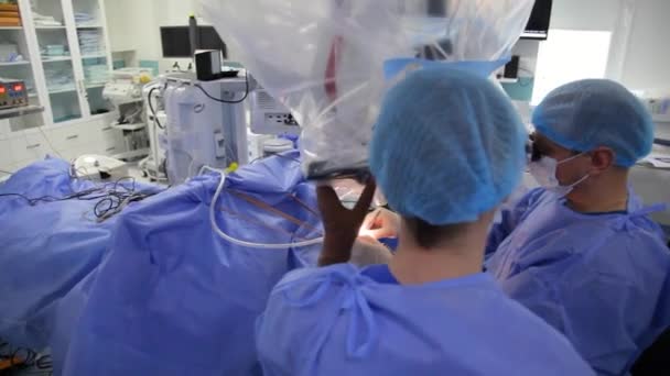 Kyiv Ukraine 5月24 2022 脳動脈瘤の治療 脳に外科手術を 腫瘍を除去する脳手術を行う外科医のチーム — ストック動画