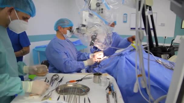 Kyiv Ukraine 5月24 2022 脳動脈瘤の治療 脳に外科手術を 腫瘍を除去する脳手術を行う外科医のチーム — ストック動画