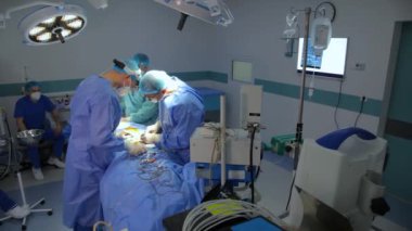 KYIV, UKRAINE - 25 Mayıs 2022: Nörocerrah ventrikül-peritoneal shunting yapar. Şant tıbbi kondüktörü. Ventrikül-periton ameliyatı. Şant rehberi ile yan yana. Editör görüntüsü.