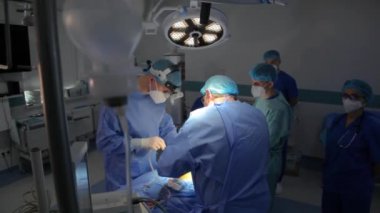 KYIV, UKRAINE - 25 Mayıs 2022: Nörocerrah ventrikül-peritoneal shunting yapar. Şant tıbbi kondüktörü. Ventrikül-periton ameliyatı. Şant rehberi ile yan yana. Editör görüntüsü.