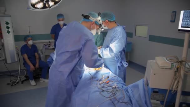 Kyiv Ukraine 2022年5月25日 脳神経外科医が腹膜外ショーティングを行う シャント医療指揮者 シャントガイド付き腹膜ショーティングのための外科 社説映像 — ストック動画