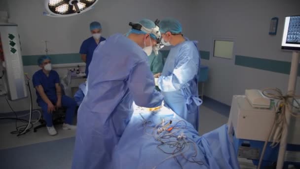 Kyiv Ucrânia Maio 2022 Neurocirurgião Realiza Shunting Ventrículo Peritoneal Condutor — Vídeo de Stock