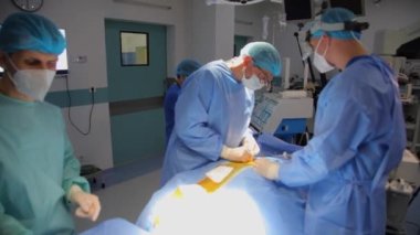 KYIV, UKRAINE - 25 Mayıs 2022: Nörocerrah ventrikül-peritoneal shunting yapar. Şant tıbbi kondüktörü. Ventrikül-periton ameliyatı. Şant rehberi ile yan yana. Editör görüntüsü.