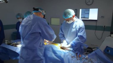 KYIV, UKRAINE - 25 Mayıs 2022: Nörocerrah ventrikül-peritoneal shunting yapar. Şant tıbbi kondüktörü. Ventrikül-periton ameliyatı. Şant rehberi ile yan yana. Editör görüntüsü.