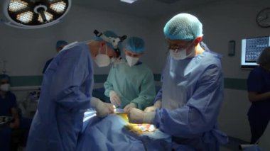 KYIV, UKRAINE - 25 Mayıs 2022: Nörocerrah ventrikül-peritoneal shunting yapar. Şant tıbbi kondüktörü. Ventrikül-periton ameliyatı. Şant rehberi ile yan yana. Editör görüntüsü.