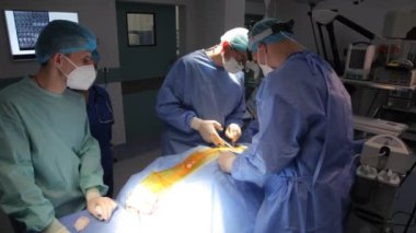 KYIV, UKRAINE - 25 Mayıs 2022: Nörocerrah ventrikül-peritoneal shunting yapar. Şant tıbbi kondüktörü. Ventrikül-periton ameliyatı. Şant rehberi ile yan yana. Editör görüntüsü.