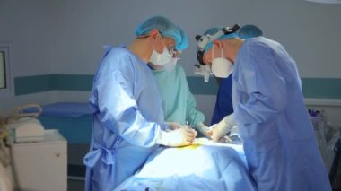 KYIV, UKRAINE - 25 Mayıs 2022: Nörocerrah ventrikül-peritoneal shunting yapar. Şant tıbbi kondüktörü. Ventrikül-periton ameliyatı. Şant rehberi ile yan yana. Editör görüntüsü.