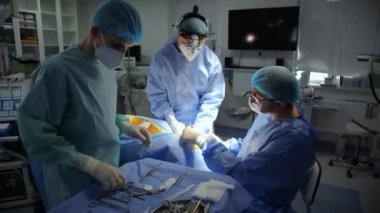 KYIV, UKRAINE - 25 Mayıs 2022: Nörocerrah ventrikül-peritoneal shunting yapar. Şant tıbbi kondüktörü. Ventrikül-periton ameliyatı. Şant rehberi ile yan yana. Editör görüntüsü.
