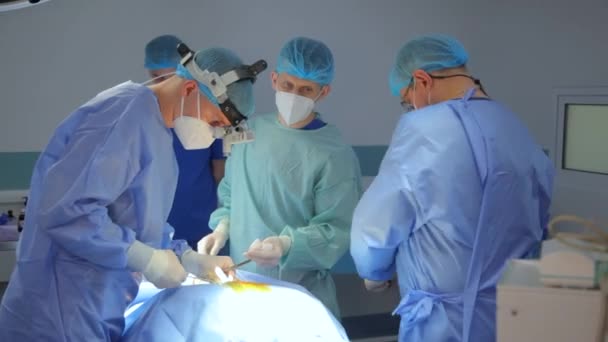 Kyiv Ucrania Mayo 2022 Neurocirujano Realiza Derivación Ventrículo Peritoneal Conductor — Vídeo de stock