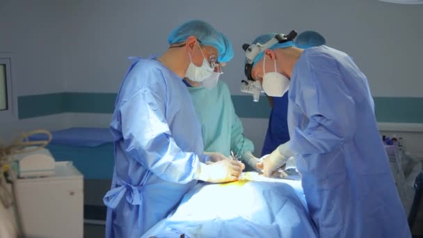 Kyiv Ukraine Maj 2022 Neurochirurg Wykonuje Manewrowanie Komorowo Otrzewnowe Przetocz — Wideo stockowe