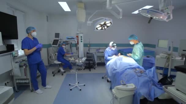 Kyiv Ukraine Μαΐου 2022 Νευροχειρουργός Εκτελεί Κοιλιοπεριτοναϊκό Ελιγμό Μετακίνηση Ιατρικού — Αρχείο Βίντεο