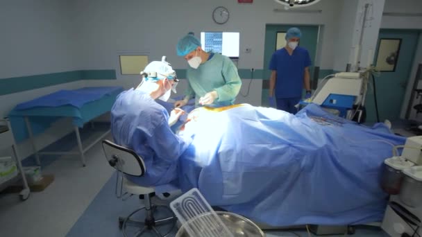 Kyiv Ucrania Mayo 2022 Neurocirujano Realiza Derivación Ventrículo Peritoneal Conductor — Vídeo de stock