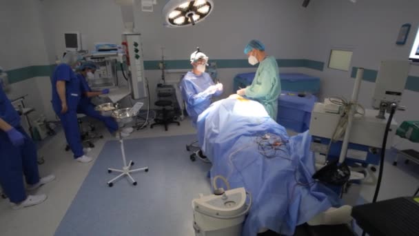 Kyiv Ukraine Μαΐου 2022 Νευροχειρουργός Εκτελεί Κοιλιοπεριτοναϊκό Ελιγμό Μετακίνηση Ιατρικού — Αρχείο Βίντεο