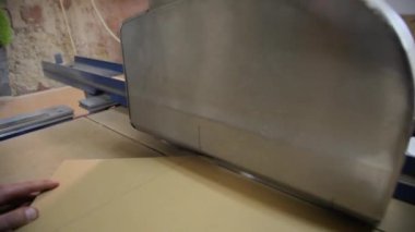 Ahşap mobilya üretimi. Mobilyalar için yonga kesme tahtası. Mobilya yapmak için tahta kesiyorum..