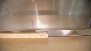 Mobilyalar için yonga kesme tahtası. Ahşap mobilya üretimi. Mobilya yapmak için tahta kesmek - editörlük görüntüleri