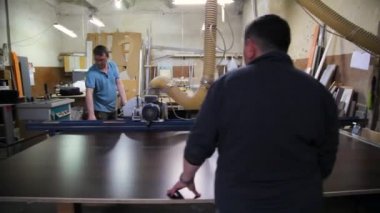 VINNYTSIA, UKRAINE - 30 Mayıs 2022: mobilya için yonga kesme. Ahşap mobilya üretimi. Mobilya yapmak için tahta kesmek - editörlük görüntüleri