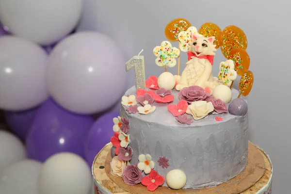庆祝一个孩子出生一周年的蛋糕 非常漂亮和有创意的蛋糕 — 图库照片