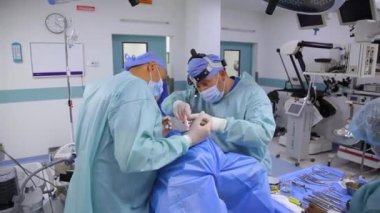 VINNYTSIA, UKRAINE - 21 Haziran 2022: Burun solunumunun yenilenmesi, burun ve burun ameliyatının düzenlenmesi için işlevsel burun cerrahisi. Ameliyathanede çalışan cerrahlar. Editörün görüntüleri.
