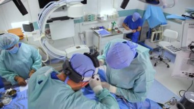 VINNYTSIA, UKRAINE - 21 Haziran 2022: Burun solunumunun yenilenmesi, burun ve burun ameliyatının düzenlenmesi için işlevsel burun cerrahisi. Ameliyathanede çalışan cerrahlar. Editörün görüntüleri.