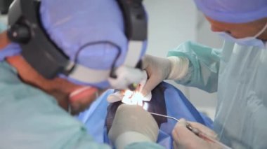 Burun solunumunun düzeltilmesi, burun ve burun estetiği için işlevsel burun cerrahisi. Ameliyathanede çalışan cerrahlar..