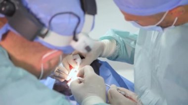 Burun solunumunun düzeltilmesi, burun ve burun estetiği için işlevsel burun cerrahisi. Ameliyathanede çalışan cerrahlar..