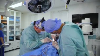 VINNYTSIA, UKRAINE - 21 Haziran 2022: Burun solunumunun yenilenmesi, burun ve burun ameliyatının düzenlenmesi için işlevsel burun cerrahisi. Ameliyathanede çalışan cerrahlar. Editörün görüntüleri.