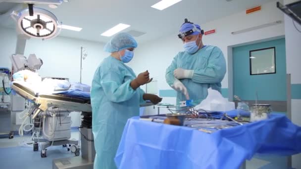 Vinnytsia Ukraine June 2022 用于鼻呼吸恢复 鼻中隔对齐和鼻成形术的功能性鼻手术 手术室里工作的外科医生 编辑镜头 — 图库视频影像
