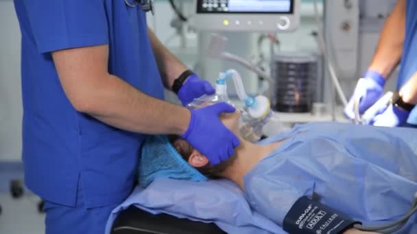 Vinnytsia Ukraine Czerwiec 2022 Przygotowanie Operacji Chirurgicznej Anestetyk Podaje Pacjentowi — Wideo stockowe