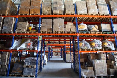 KYIV, UKRAINE - 27 Haziran 2022 Endüstri Deposu. Bir ticaret organizasyonunun deposu. Malzemeler ve malzemeler depoda bir rafa dizilmiş. Depo stoku - editoryal görüntü