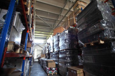 KYIV, UKRAINE - 27 Haziran 2022 Endüstri Deposu. Bir ticaret organizasyonunun deposu. Malzemeler ve malzemeler depoda bir rafa dizilmiş. Depo stoku. 