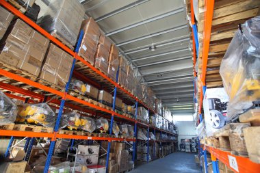 KYIV, UKRAINE - 27 Haziran 2022 Endüstri Deposu. Bir ticaret organizasyonunun deposu. Malzemeler ve malzemeler depoda bir rafa dizilmiş. Depo stoku - editoryal görüntü