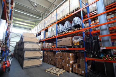 KYIV, UKRAINE - 27 Haziran 2022 Endüstri Deposu. Bir ticaret organizasyonunun deposu. Malzemeler ve malzemeler depoda bir rafa dizilmiş. Depo stoku. 