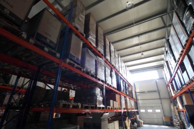 KYIV, UKRAINE - 27 Haziran 2022 Endüstri Deposu. Bir ticaret organizasyonunun deposu. Malzemeler ve malzemeler depoda bir rafa dizilmiş. Depo stoku - editoryal görüntü