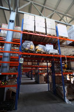 KYIV, UKRAINE - 27 Haziran 2022 Endüstri Deposu. Bir ticaret organizasyonunun deposu. Malzemeler ve malzemeler depoda bir rafa dizilmiş. Depo stoku - editoryal görüntü