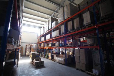 KYIV, UKRAINE - 27 Haziran 2022 Endüstri Deposu. Bir ticaret organizasyonunun deposu. Malzemeler ve malzemeler depoda bir rafa dizilmiş. Depo stoku - editoryal görüntü