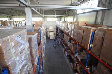 KYIV, UKRAINE - 27 Haziran 2022 Endüstri Deposu. Bir ticaret organizasyonunun deposu. Malzemeler ve malzemeler depoda bir rafa dizilmiş. Depo stoku - editoryal görüntü