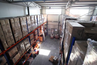 KYIV, UKRAINE - 27 Haziran 2022 Endüstri Deposu. Bir ticaret organizasyonunun deposu. Malzemeler ve malzemeler depoda bir rafa dizilmiş. Depo stoku - editoryal görüntü