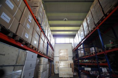 KYIV, UKRAINE - 27 Haziran 2022 Endüstri Deposu. Bir ticaret organizasyonunun deposu. Malzemeler ve malzemeler depoda bir rafa dizilmiş. Depo stoku. 