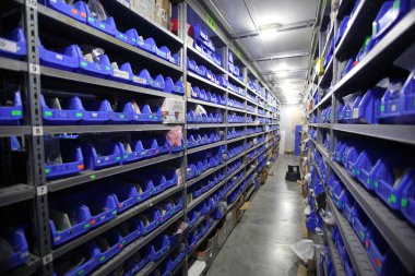 KYIV, UKRAINE - 27 Haziran 2022 Endüstri Deposu. Bir ticaret organizasyonunun deposu. Malzemeler ve malzemeler depoda bir rafa dizilmiş. Depo stoku. 