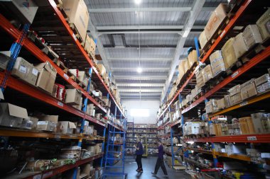 KYIV, UKRAINE - 27 Haziran 2022 Endüstri Deposu. Bir ticaret organizasyonunun deposu. Malzemeler ve malzemeler depoda bir rafa dizilmiş. Depo stoku - editoryal görüntü
