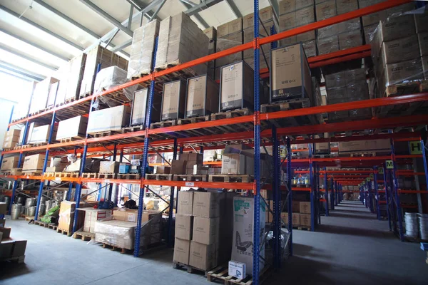 KYIV, UKRAINE - 27 Haziran 2022 Endüstri Deposu. Bir ticaret organizasyonunun deposu. Malzemeler ve malzemeler depoda bir rafa dizilmiş. Depo stoku - editoryal görüntü