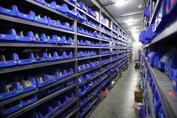 KYIV, UKRAINE - 27 Haziran 2022 Endüstri Deposu. Bir ticaret organizasyonunun deposu. Malzemeler ve malzemeler depoda bir rafa dizilmiş. Depo stoku - editoryal görüntü