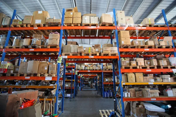 KYIV, UKRAINE - 27 Haziran 2022 Endüstri Deposu. Bir ticaret organizasyonunun deposu. Malzemeler ve malzemeler depoda bir rafa dizilmiş. Depo stoku. 